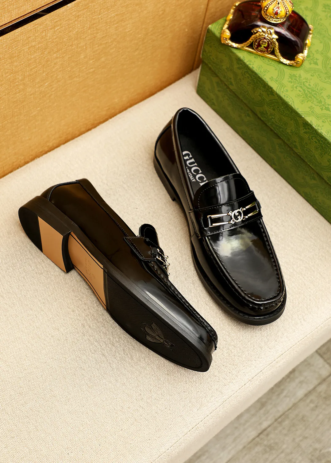 Men's shoes 💰480 💐 Product trademark: GUCCI "Gucci" casual leather shoes Regular size: 38-44 (45.46🉑️customized) Product materials: Selected imported first-layer open-edge beaded cowhide leather upper + luxury hardware buckle, imported water-dyed cowhide leather lining. Strong three-dimensional visual effect, original outsole color: 2 colors available